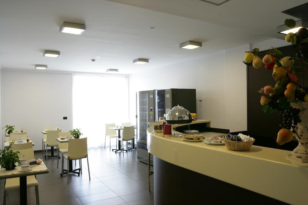 Hotel Sporting Pomezia Restaurant photo