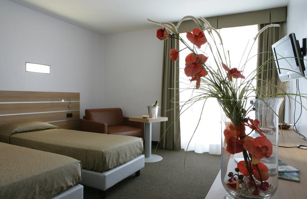 Hotel Sporting Pomezia Exterior photo